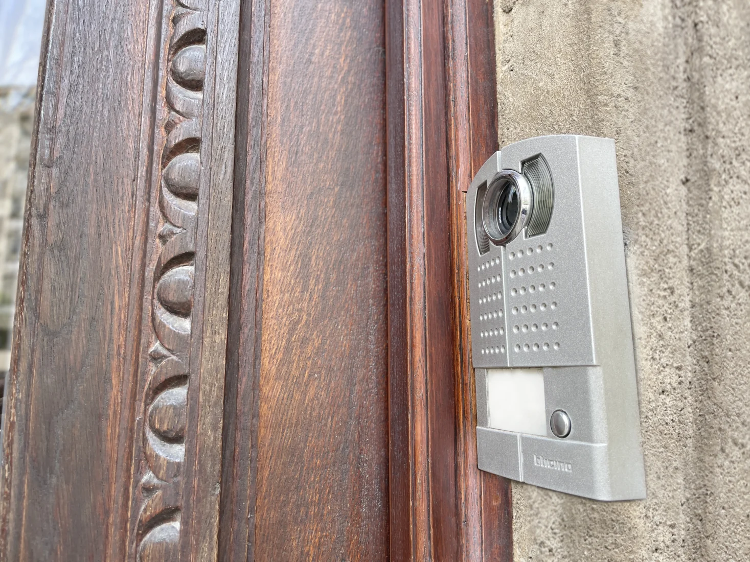 Une platine d’entrée intégrée à son environnement de porte.