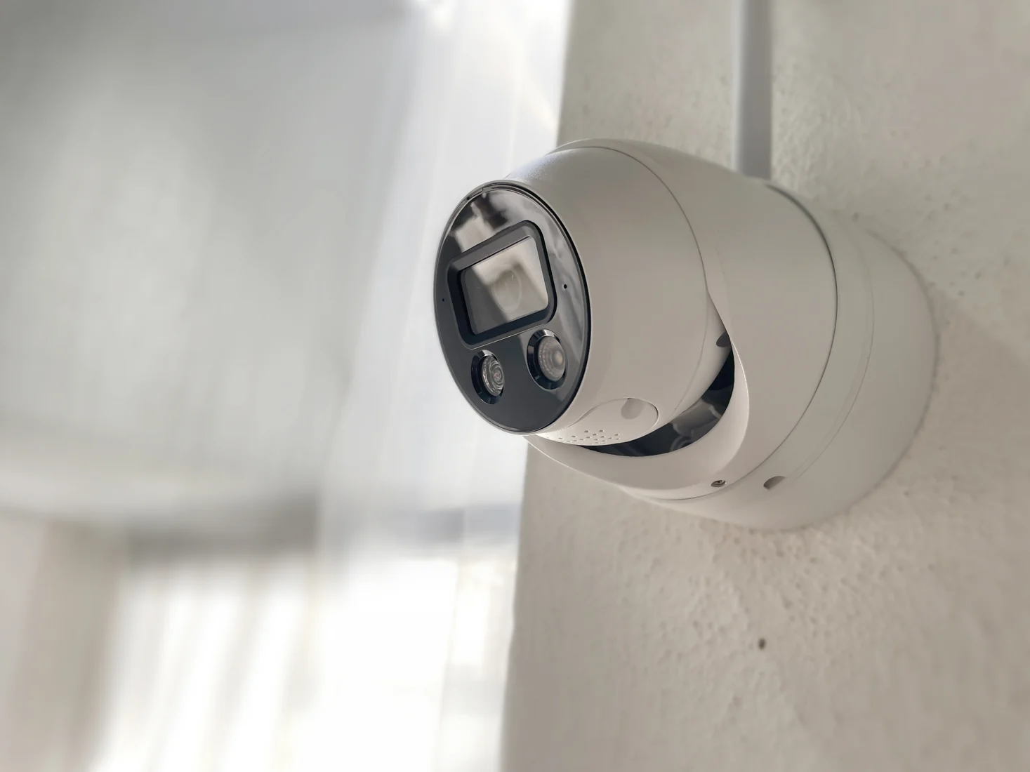 Caméra installée : l’angle, le support et les liaisons se préparent sur place.