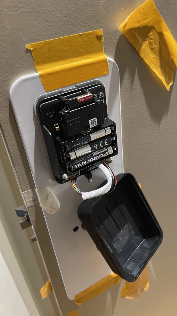 Pose d’une serrure électronique sur une porte existante : préparation et adaptation mécanique.