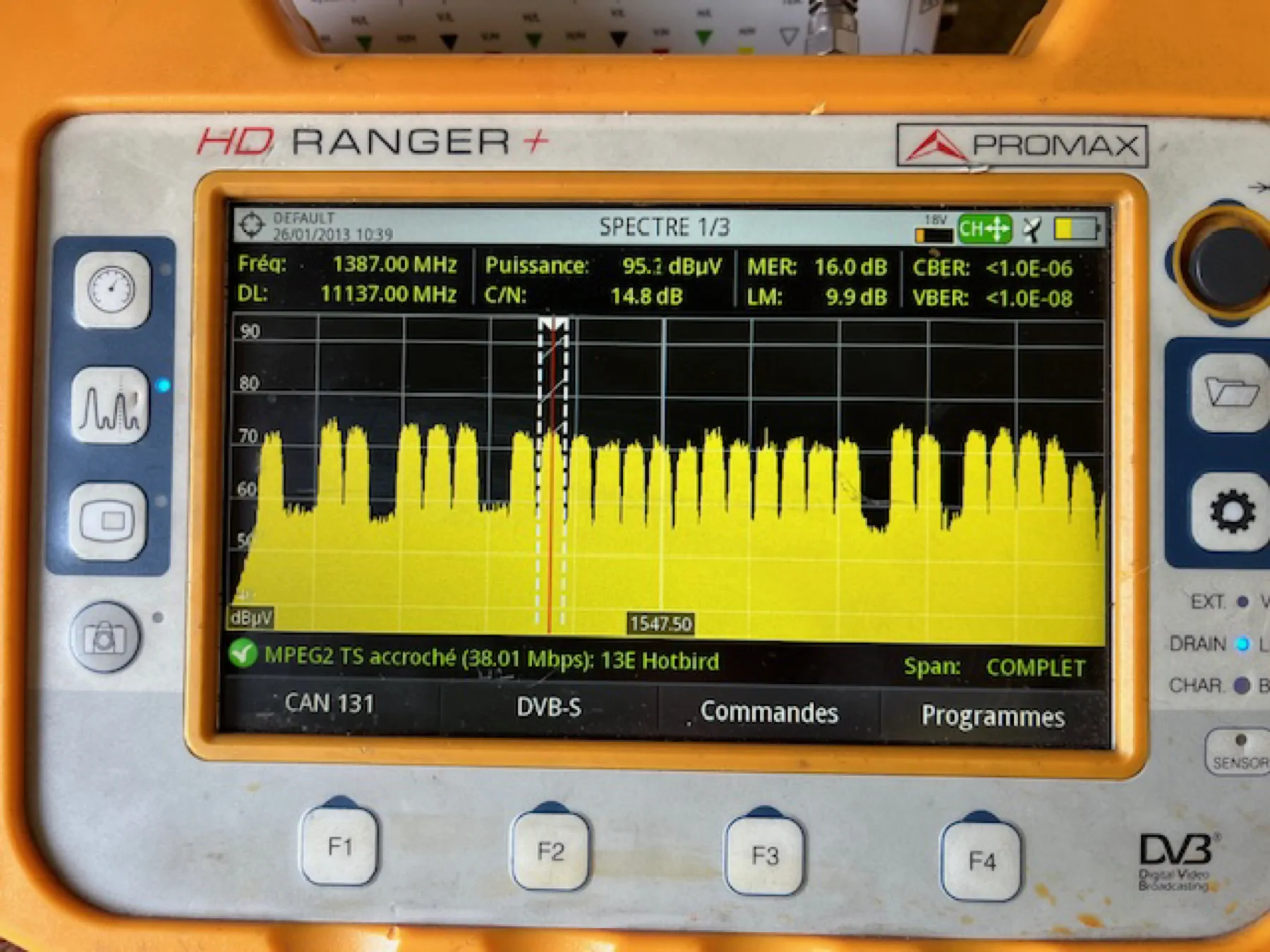Appareil de mesure affichant le spectre d’un signal de réception TV.