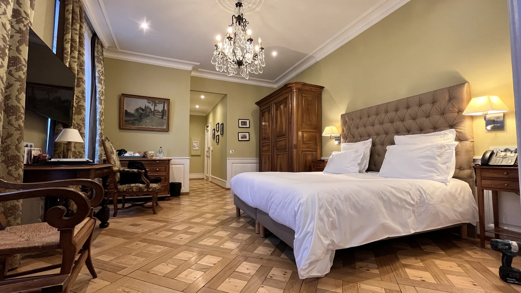 Chambre avec télévision et téléphone intégrés à son aménagement.