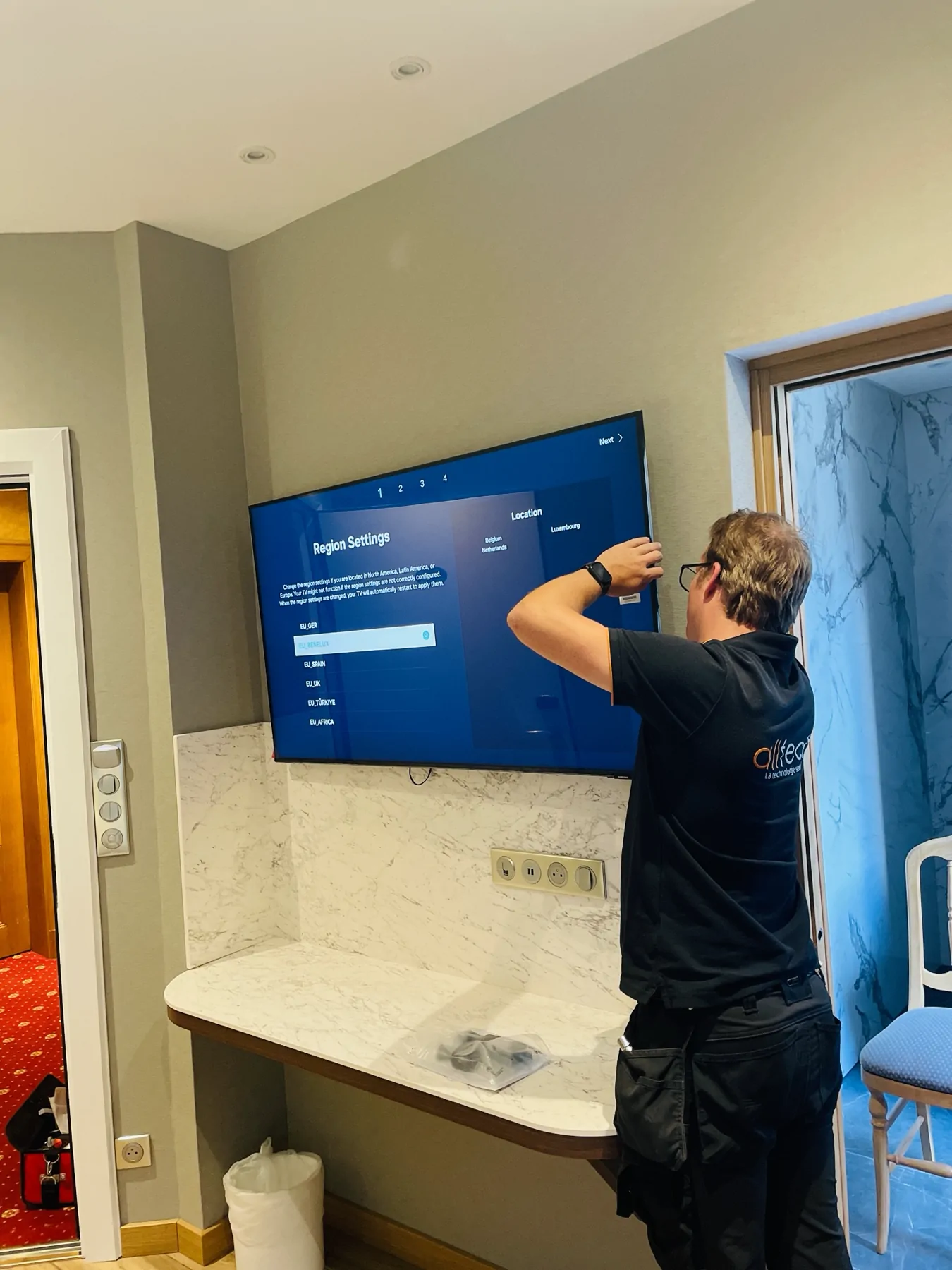 Réglage d’un téléviseur mural par un technicien Alltech