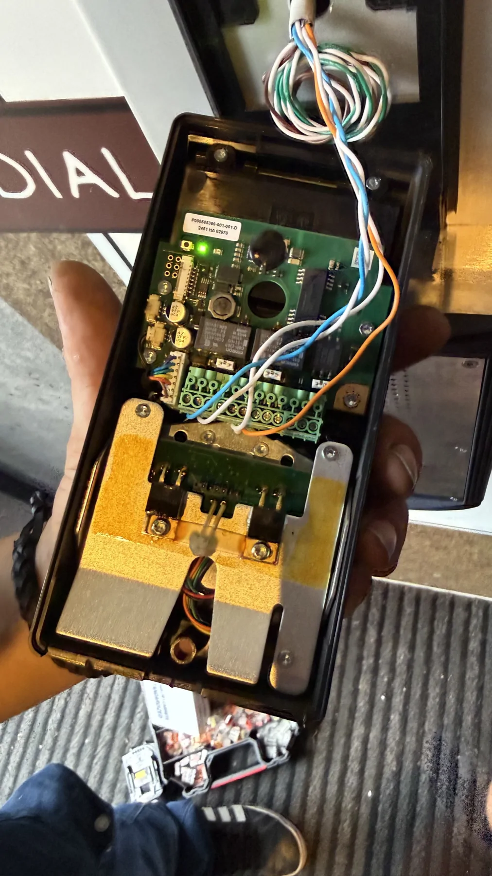 Raccordements et électronique d’une platine d’interphonie ouverte.